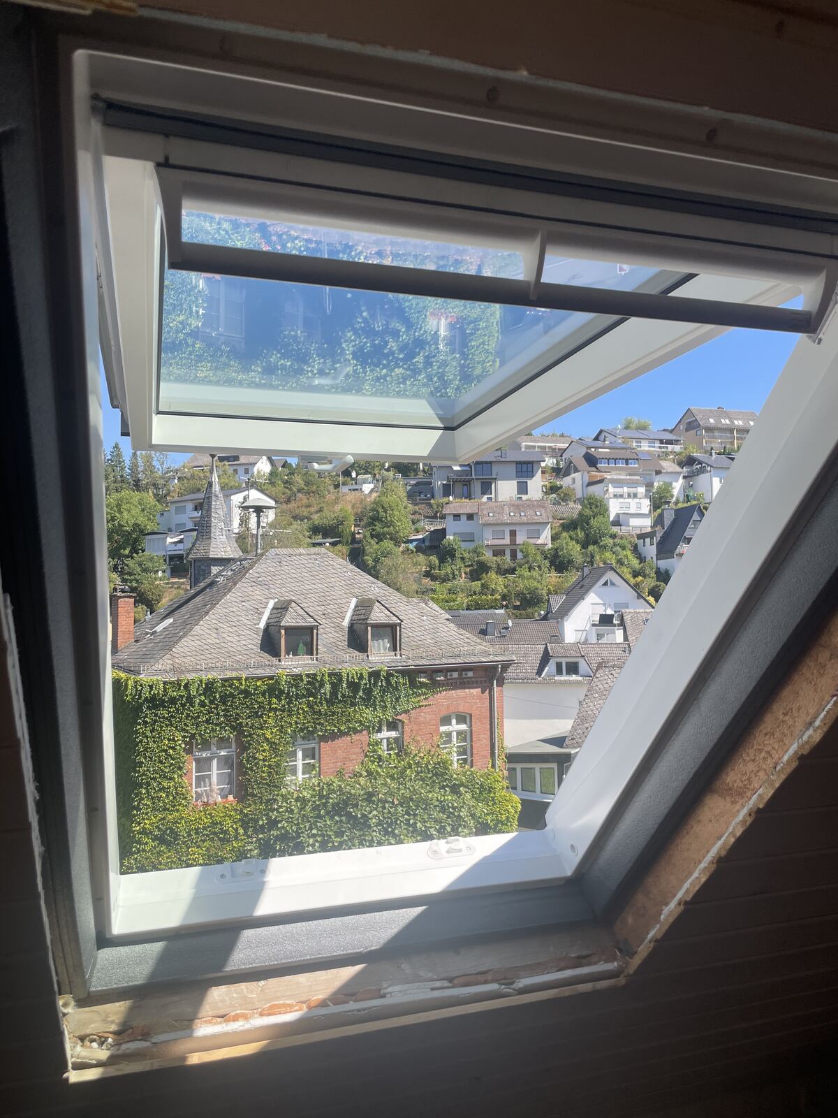 Ausblick durch fertig montiertes Dachfenster über Eltville