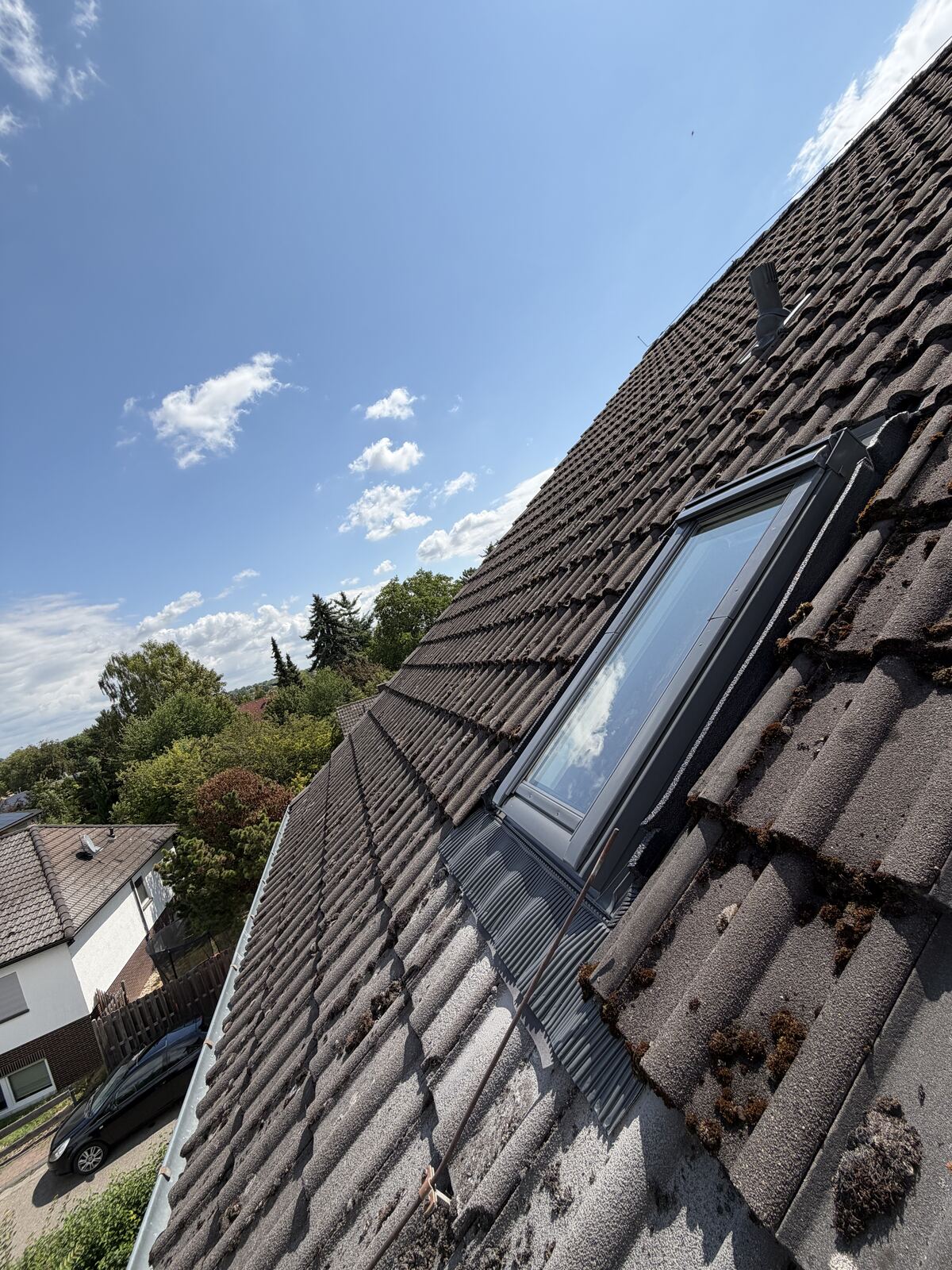 Fertig eingebautes Dachfenster von außen, Eltville