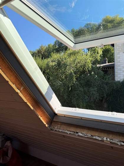 Detailarbeit am Rahmen des neuen Dachfensters