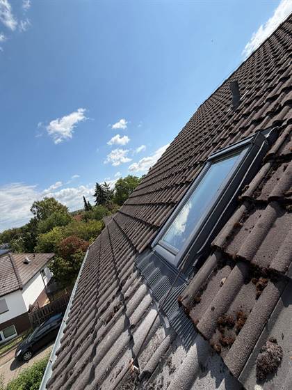 Fertig eingebautes Dachfenster von außen, Eltville