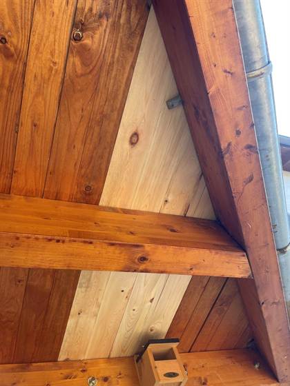 Fertig reparierte Dachschalung am Haus
